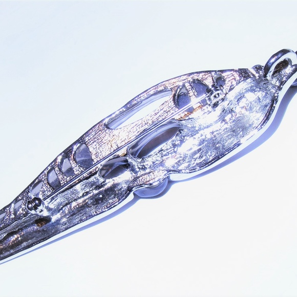 Vintage Lucite  Embracing Couple Pin / Pendant - Picture 3 of 3